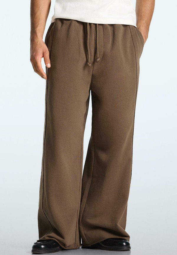 Bershka SUPER BAGGY WASHED  - Tracksuit bottoms - dark brown