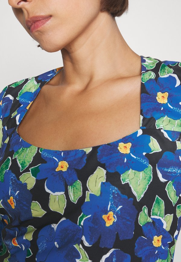 IN THE STYLE TERRIE MCEVOY SQUARE NECK CROP TOP