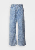 Flauschige blaue weit geschnittene Jeans mit strukturiertem Finish, die einen traditionellen Bund und vier Taschen aufweisen, sowie einen Vorderknopf und einen Reißverschluss.