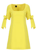 Gelbes kurzes Kleid mit quadratischem Ausschnitt, kurzen Ärmeln mit gebundenen Schleifendetails und einem Reißverschluss auf der Rückseite.