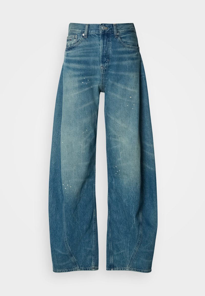 Helle blaue Denim-Jeans mit weitem Bein, an den Stellen verblasst und mit kleinen Farbspritzern verziert. Verfügt über ein klassisches Fünf-Taschen-Design und einen Knopfverschluss.
