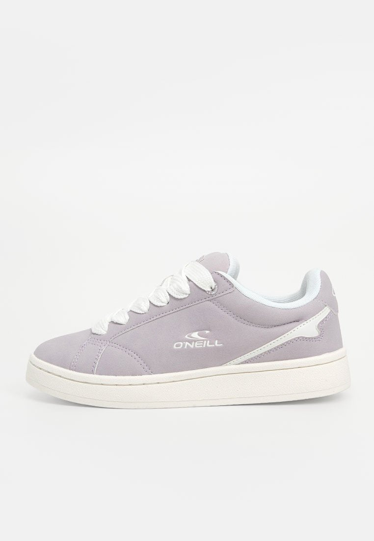 Helle lila Sneaker aus weichem Wildleder, mit weißen Akzenten, Schnürdesign und einem Logo. Langlebige Gummisohle und abgerundete Zehenpartie.