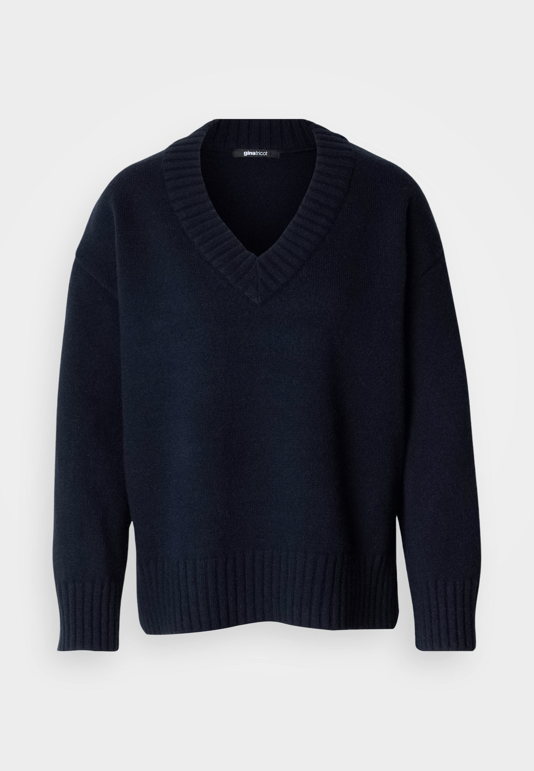 Dunkelblauer V-Ausschnitt-Pullover mit langen Ärmeln und gerippten Bündchen und Saum, vor neutralem Hintergrund präsentiert.