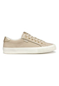 Beige Leinensneaker mit weißer Gummisohle, ausgestattet mit goldfarbigen Ösen, Schnürdesign und einem gepolsterten Schaft für Komfort.