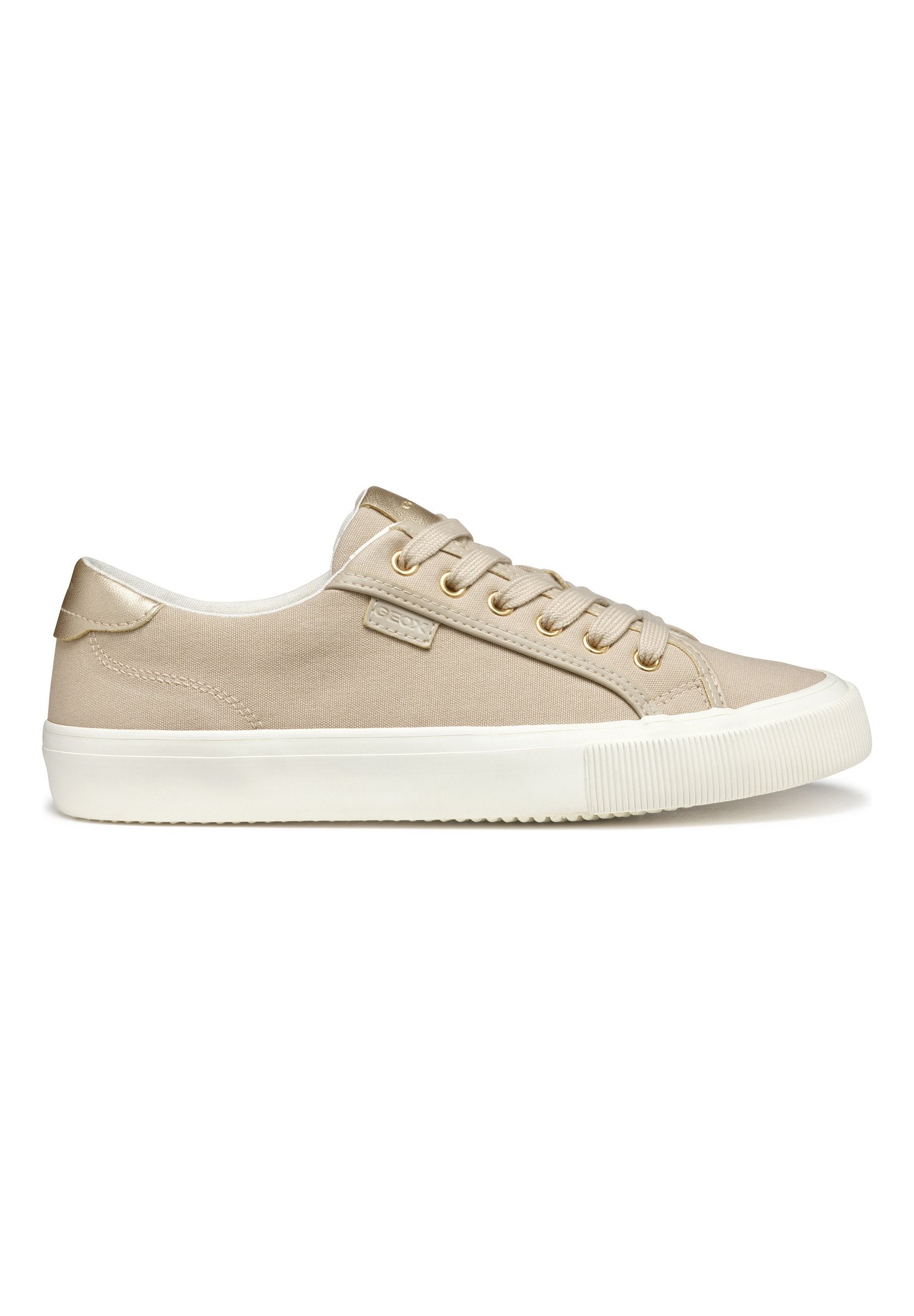 Beige Leinensneaker mit weißer Gummisohle, ausgestattet mit goldfarbigen Ösen, Schnürdesign und einem gepolsterten Schaft für Komfort.