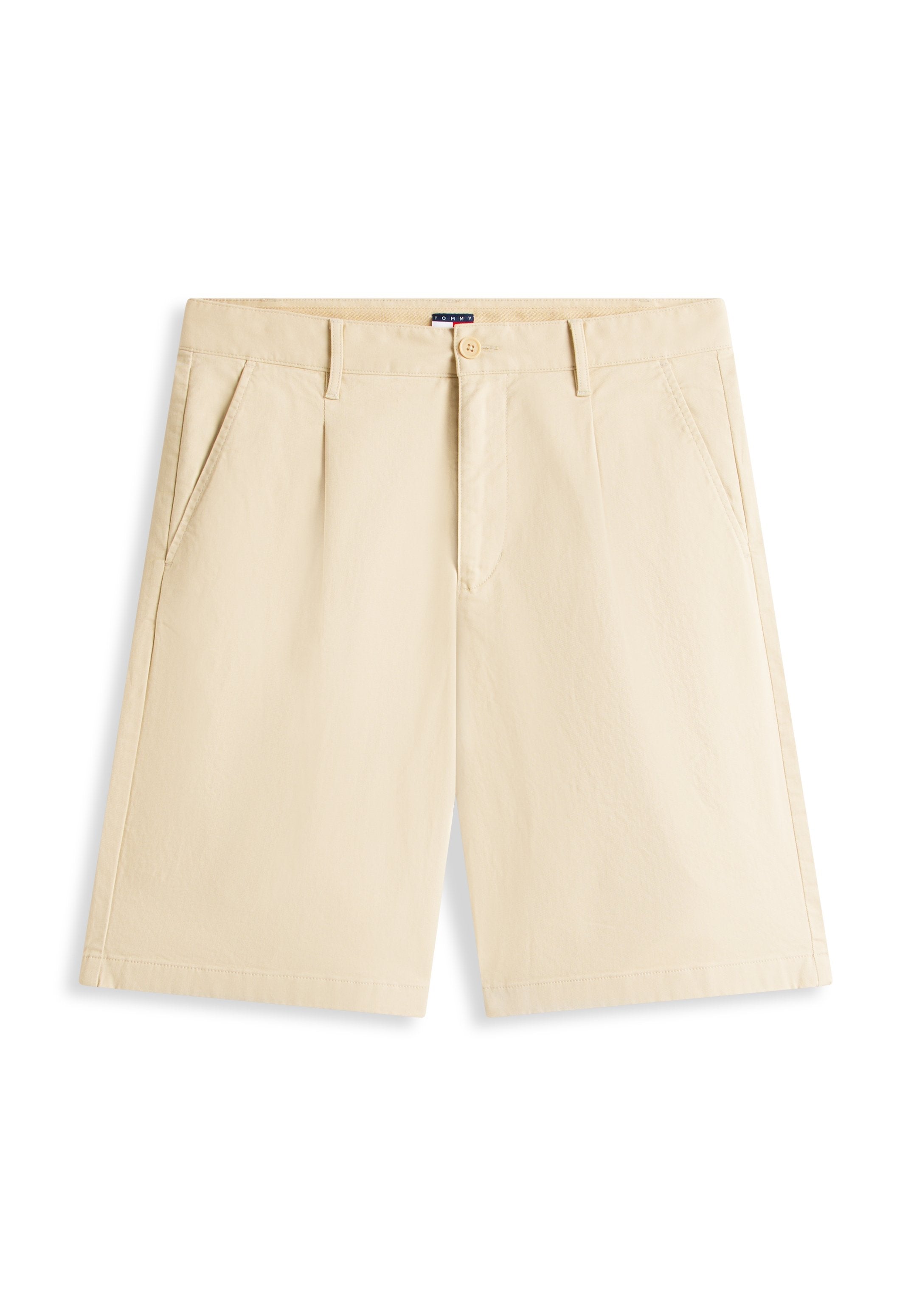Beige knielange Shorts mit Gürtelschlaufen, Knopf- und Reißverschluss sowie schrägen Fronttaschen, flach auf weißem Hintergrund gelegen.