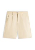 Beige knielange Shorts mit Gürtelschlaufen, Knopf- und Reißverschluss sowie schrägen Fronttaschen, flach auf weißem Hintergrund gelegen.