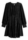 Schwarzes Kleid mit langen, gepufften Ärmeln, einem strukturierten Blumenmuster, einem runden Ausschnitt und einem schwingenden Rock mit elastischem Bund.