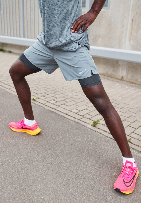 Nike Performance CHALLENGER SHORT - Sports shorts - smoke grey/smoke