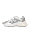 Weißer und silberner klobiger Sneaker mit Mesh- und Lederpaneelen, Schnürverschluss und dicker strukturierter Sohle, von der linken Seite gezeigt.