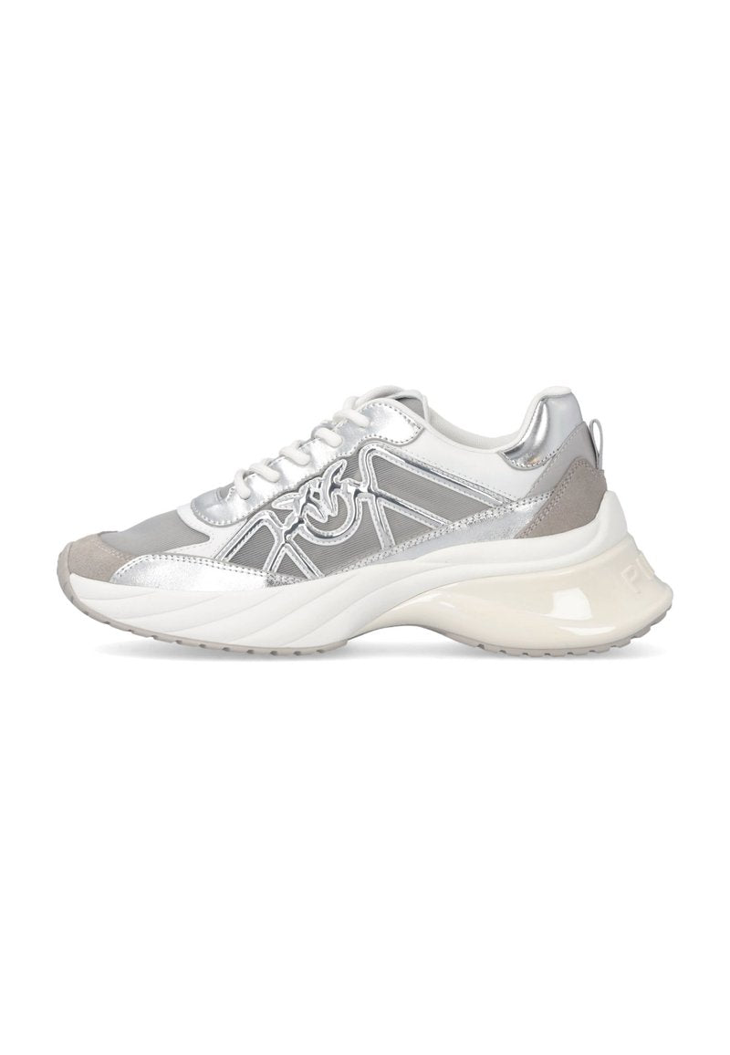Weißer und silberner klobiger Sneaker mit Mesh- und Lederpaneelen, Schnürverschluss und dicker strukturierter Sohle, von der linken Seite gezeigt.