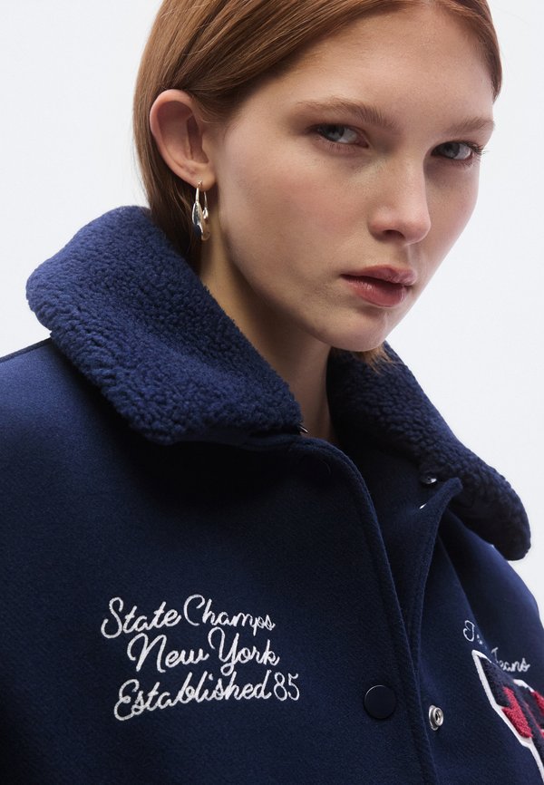 Tommy Jeans PADDED TWILL OVERSIZED VARSITY JACKET