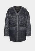 Dunkelblaue, gesteppt gepolsterte Jacke mit großen Fronttaschen, Druckknöpfen und einem V-Ausschnitt, vor einem weißen Hintergrund präsentiert.
