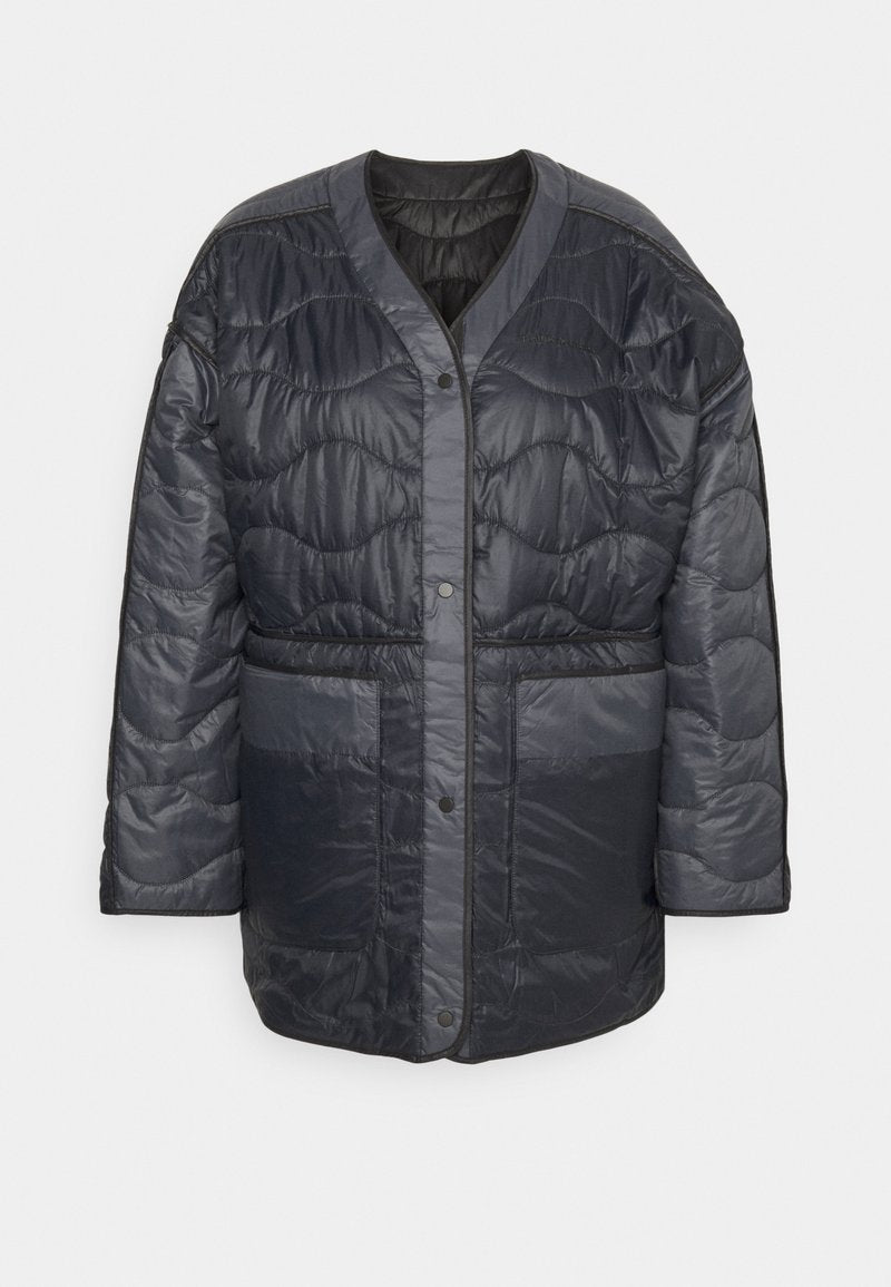 Dunkelblaue, gesteppt gepolsterte Jacke mit großen Fronttaschen, Druckknöpfen und einem V-Ausschnitt, vor einem weißen Hintergrund präsentiert.
