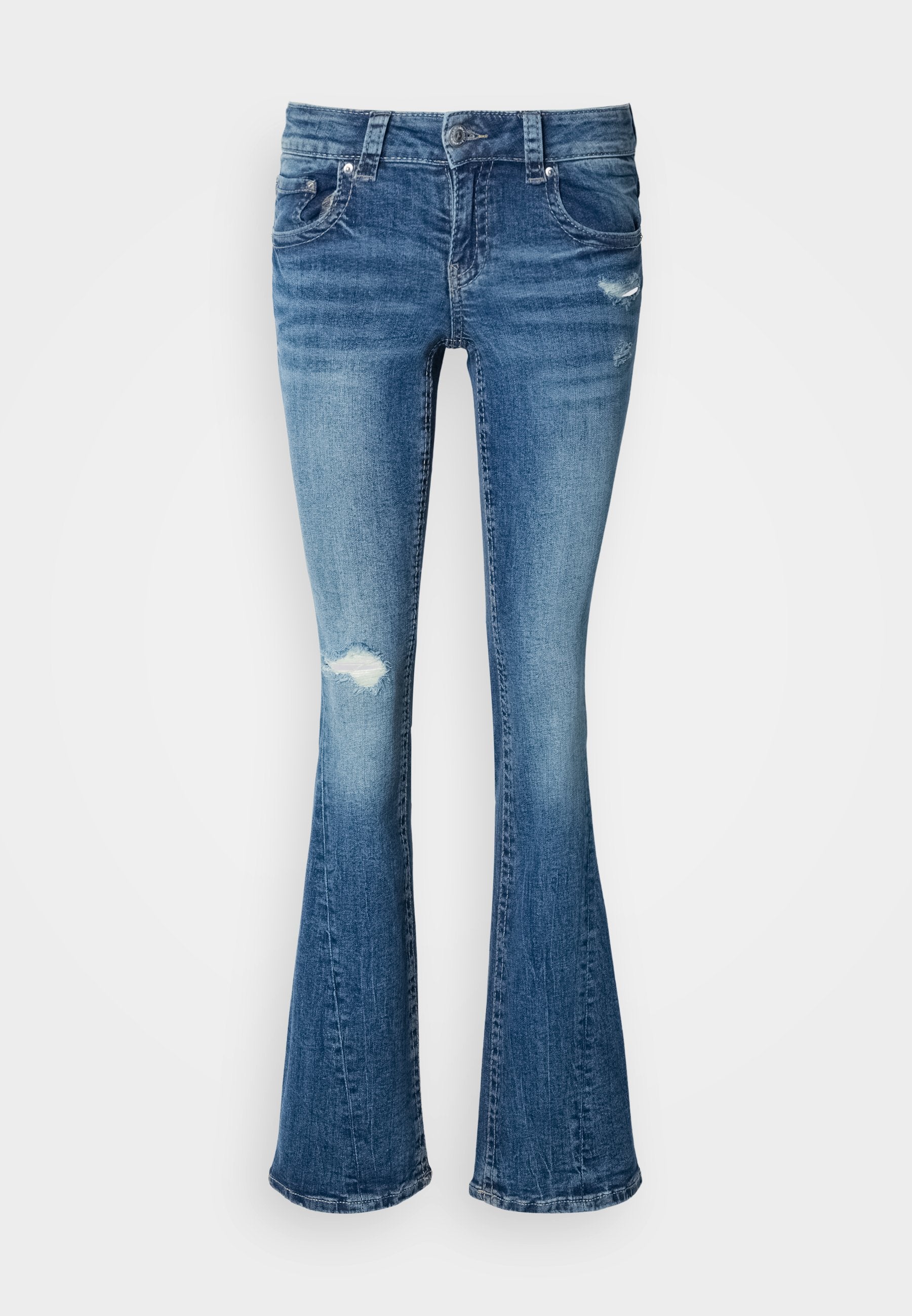 Blaue Jeans mit ausgestelltem Bein, mittelhoher Taille, verwaschenen Details an den Knien und einer glatten, strukturierten Oberfläche.