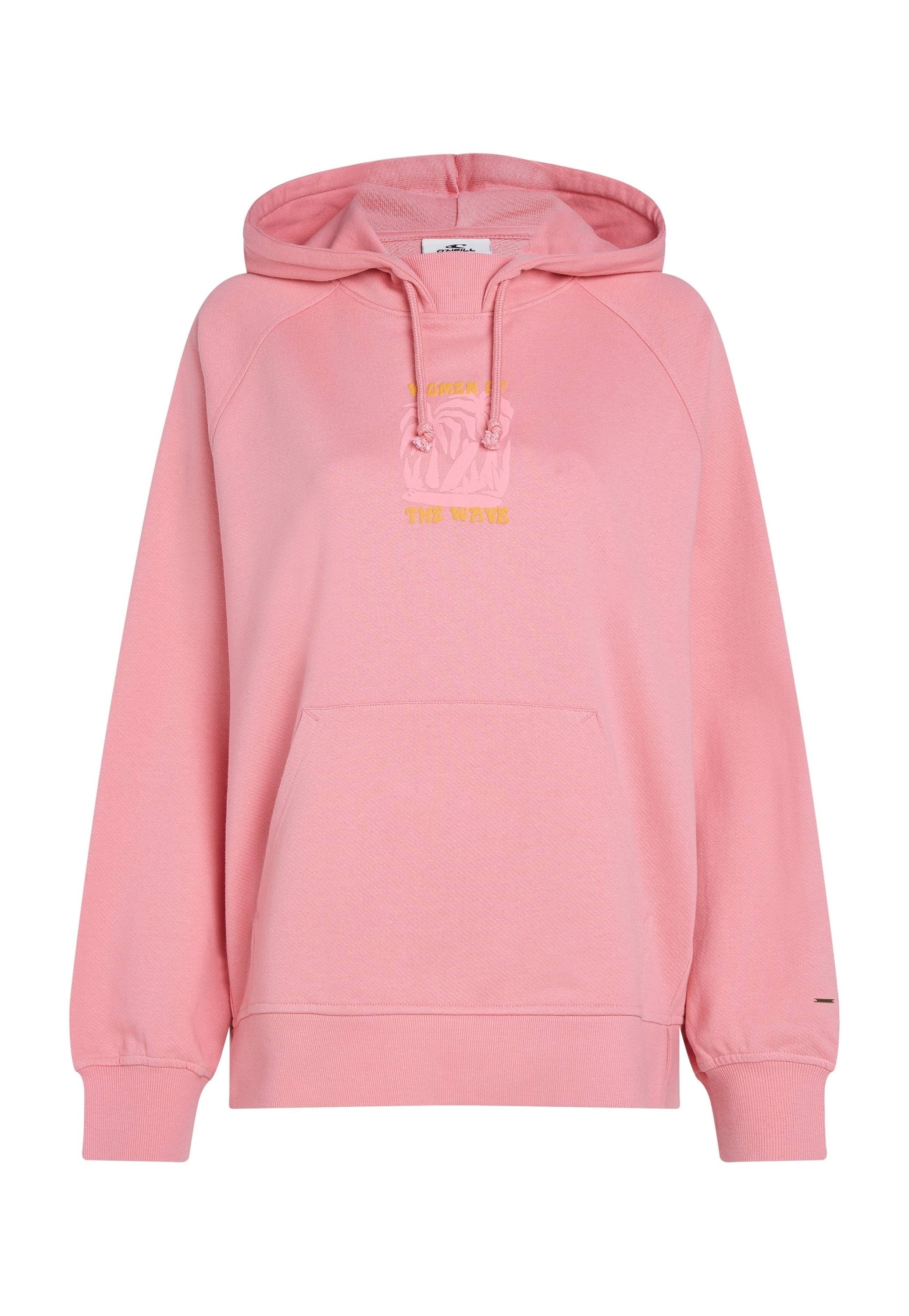 Rosa Kapuzenpullover mit strukturiertem Finish, ausgestattet mit einer Kordelzugkapuze, einer Fronttasche und gelbem grafischem Text "WOMEN & THE WAVE" auf der Brust.