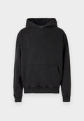 Schwarzer Pullover-Hoodie aus weichem Stoff. Verfügt über eine große Fronttasche, eine verstellbare Kapuze und gerippte Bündchen sowie Saum.
