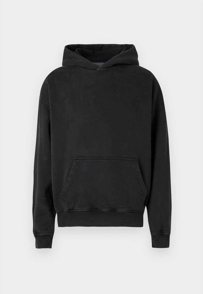 Schwarzer Pullover-Hoodie aus weichem Stoff. Verfügt über eine große Fronttasche, eine verstellbare Kapuze und gerippte Bündchen sowie Saum.