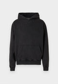 Schwarzer Pullover-Hoodie aus weichem Stoff. Verfügt über eine große Fronttasche, eine verstellbare Kapuze und gerippte Bündchen sowie Saum.