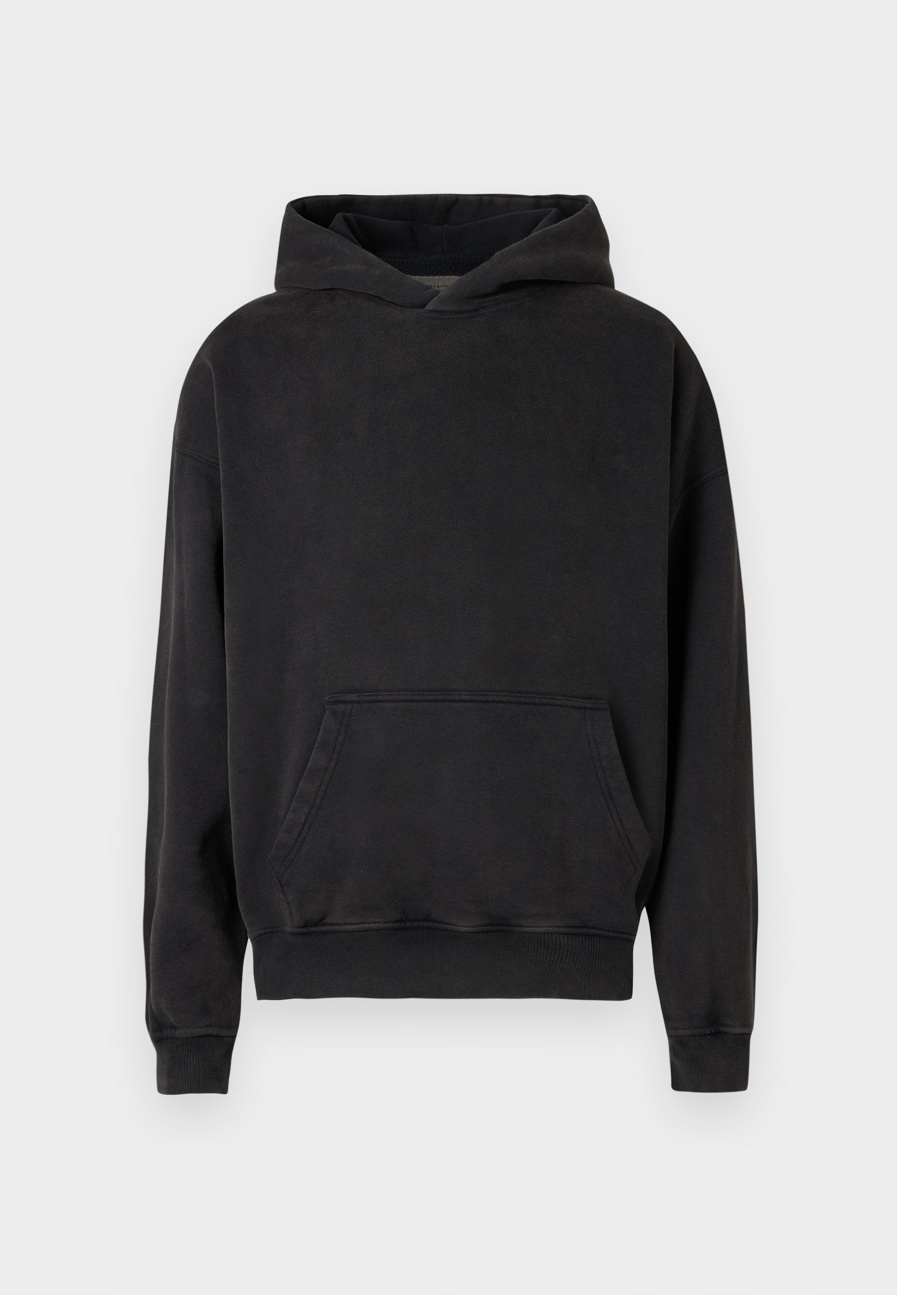 Schwarzer Pullover-Hoodie aus weichem Stoff. Verfügt über eine große Fronttasche, eine verstellbare Kapuze und gerippte Bündchen sowie Saum.