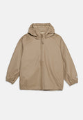Beige Regenjacke mit Kapuze, Frontreißverschluss, Kragen mit Druckknöpfen, elastischen Bündchen und dezentem Logo am linken Ärmel.