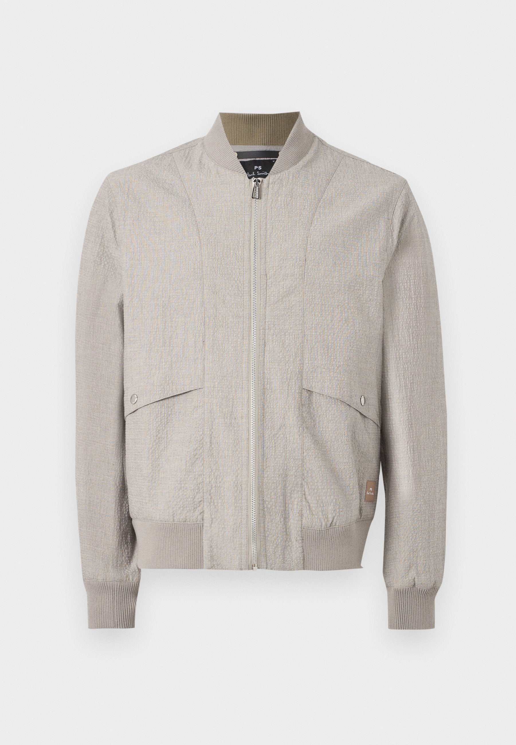 Hellbeige Bomberjacke mit Frontreißverschluss, geripptem Kragen, Bündchen, Saum und zwei aufgesetzten Taschen mit Druckknopf vorne.