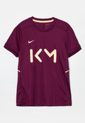 Bordeauxfarbenes Nike Sportshirt mit kurzen Ärmeln, hellorangem "IKM"-Schriftzug und kleinem Nike-Swoosh vorne, aus atmungsaktivem Stoff.