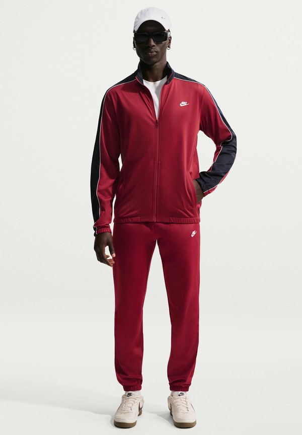 Nike Sportswear CLUB SET - Tracksuit - team crimson obsidian white white