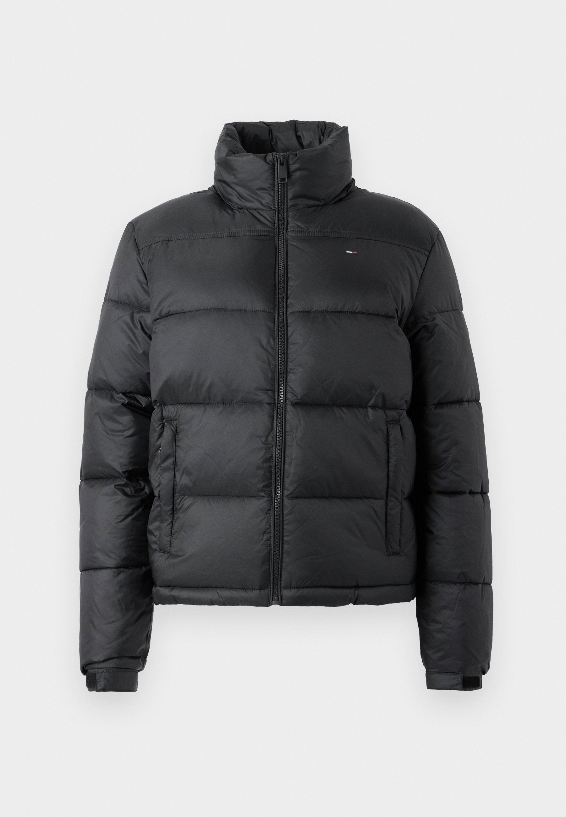 Schwarze gepolsterte Jacke mit hohem Kragen, Reißverschluss vorne und zwei Seitentaschen. Verfügt über eine gesteppten Textur und elastische Bündchen für eine optimale Passform.