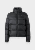 Schwarze gepolsterte Jacke mit hohem Kragen, Reißverschluss vorne und zwei Seitentaschen. Verfügt über eine gesteppten Textur und elastische Bündchen für eine optimale Passform.