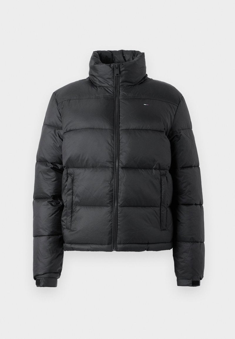 Schwarze gepolsterte Jacke mit hohem Kragen, Reißverschluss vorne und zwei Seitentaschen. Verfügt über eine gesteppten Textur und elastische Bündchen für eine optimale Passform.