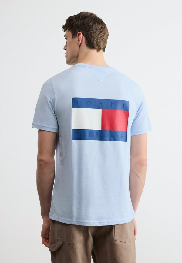 Tommy Hilfiger FLAG BACK TEE EXCLUSIVE - Print T-shirt - breezy blue