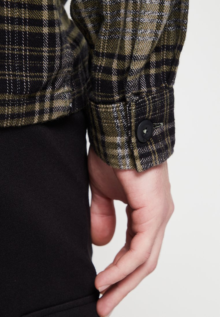 REGULAR FIT Media 4