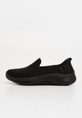 Schwarzer Slip-On-Sneaker mit gestricktem Obermaterial, gepolsterter Sohle und flachem Profil, entwickelt für Komfort und lässiges Tragen.
