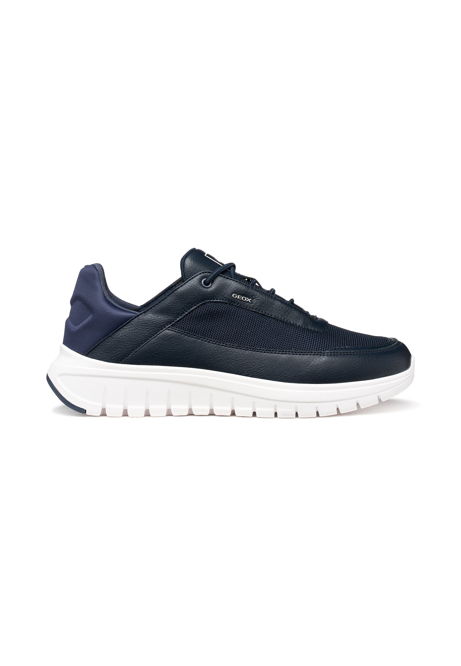 Marineblauer Sneaker mit Mesh- und Lederobermaterial, weißer dicker Sohle, Schnürdesign und kleinem "Geox"-Logo an der Seite.