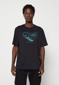 Mann trägt schwarzes O'Neill-T-Shirt mit türkisfarbenem Logo und schwarze Cargohose, steht vor einem schlichten hellen Hintergrund.