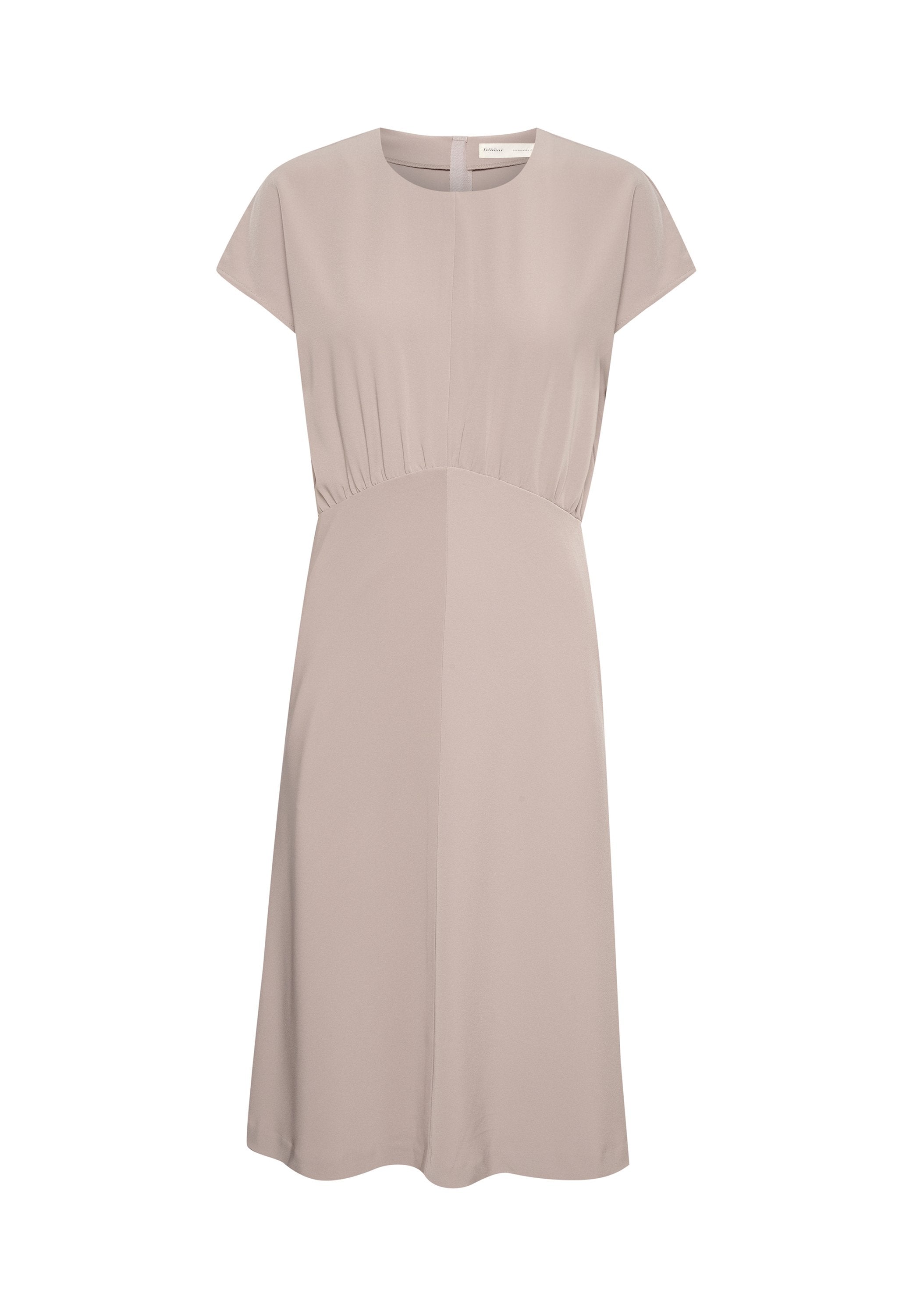 Beiges knielanges Kleid aus glattem Stoff, mit kurzen Ärmeln, Raffung an der Taille und einer subtilen A-Linie.