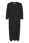 Schwarzes Kleid mit Dreiviertelärmeln, gerippter Textur, rundem Ausschnitt und lockerer Passform, bis zum Knie reichend. Keine sichtbaren Muster oder Akzente.