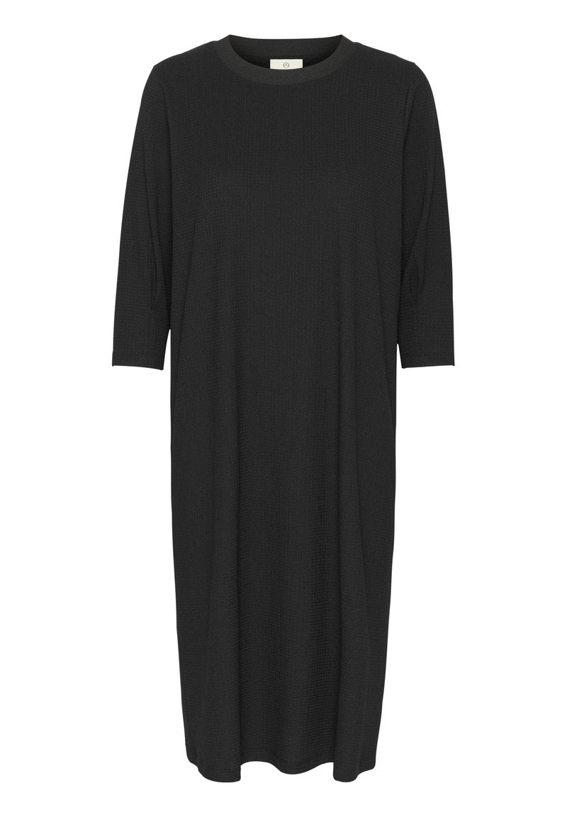 Schwarzes Kleid mit Dreiviertelärmeln, gerippter Textur, rundem Ausschnitt und lockerer Passform, bis zum Knie reichend. Keine sichtbaren Muster oder Akzente.