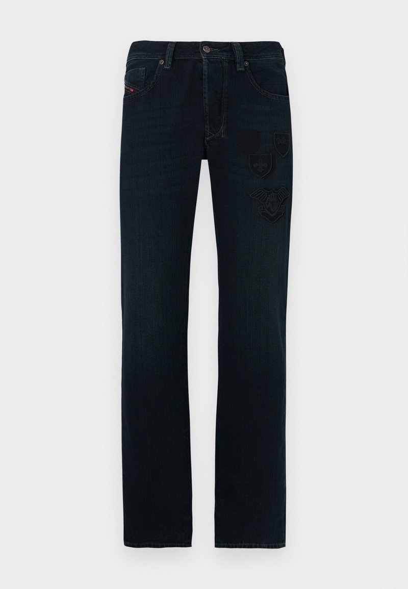 Dunkle Denim-Jeans mit einem geraden Bein, versehen mit tonalen bestickten Patches und einem klassischen Bund mit fünf Taschen.