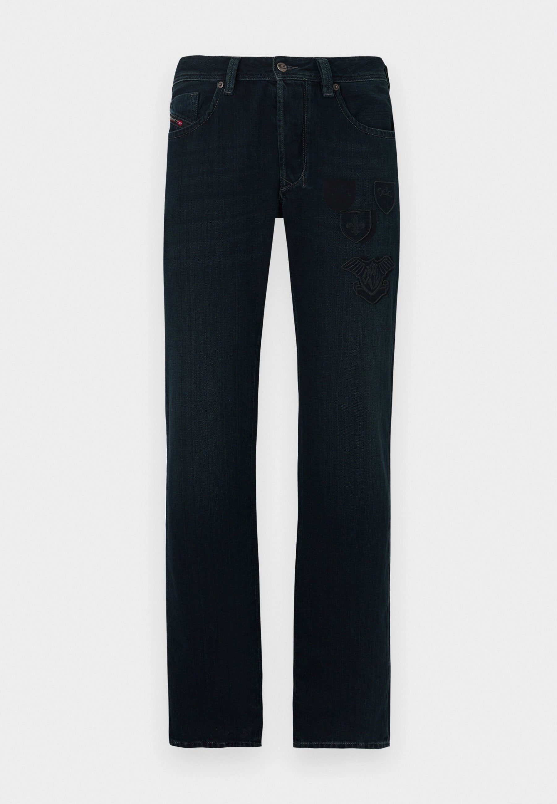 Dunkle Denim-Jeans mit einem geraden Bein, versehen mit tonalen bestickten Patches und einem klassischen Bund mit fünf Taschen.
