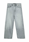 Hellgraue weite Jeans aus Denim mit einem ausgewaschenen Finish. Verfügt über fünf Taschen, einen Knopfverschluss und sichtbare Nähte.