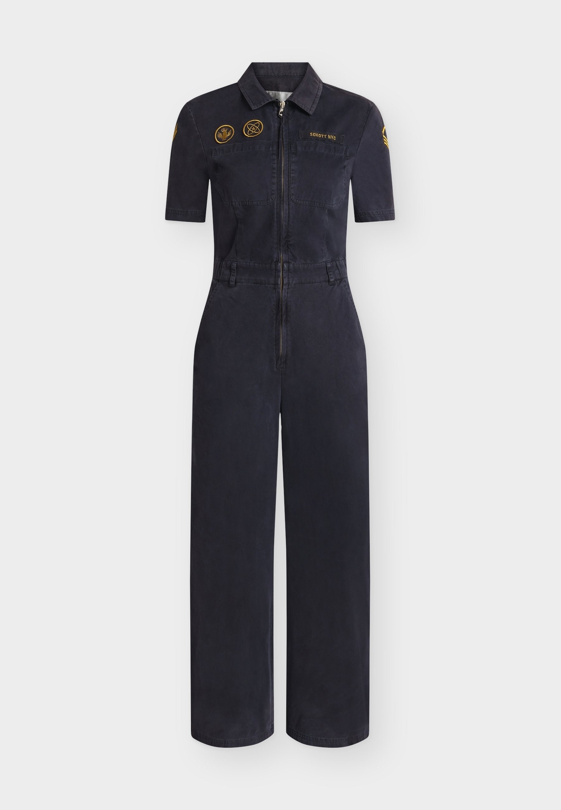 Dunkelblauer Marine-Kurzarm-Overall mit vorderem Reißverschluss, Brusttaschen, Bundschlaufen und gelben bestickten Aufnähern auf Brust und Ärmeln.