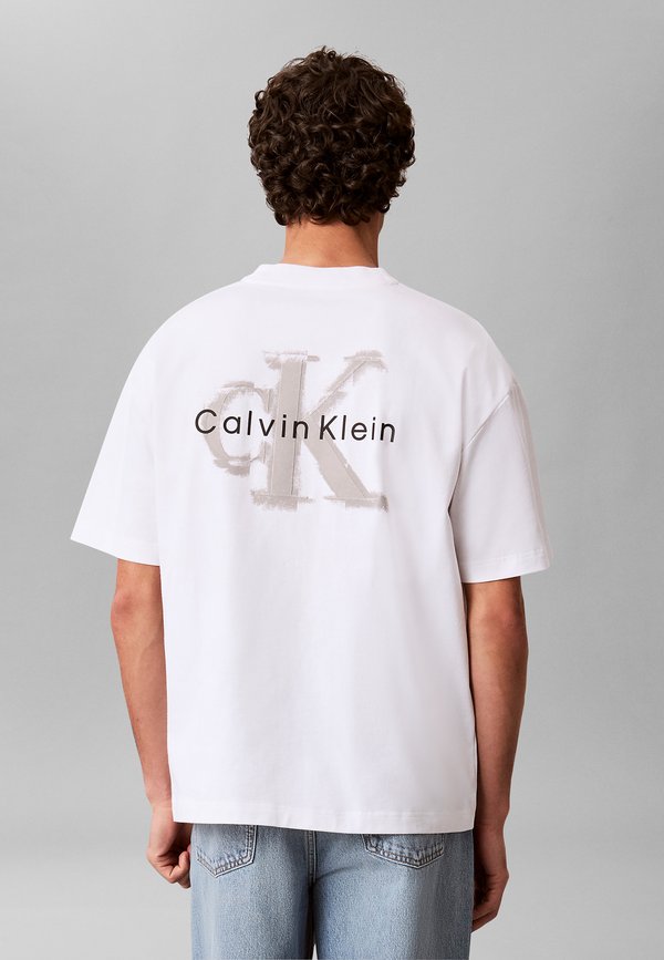Calvin Klein Jeans CALVIN KLEIN JEANS OVERSIZED EMBOSSED LOGO T-SHIRT - Print T-shirt - bright white
