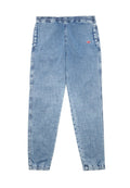 Hellblaue Denim-Jogginghosen mit elastischem Bund und Bündchen, Seitentaschen und einem kleinen rot-weißen Logo auf dem rechten Oberschenkel.