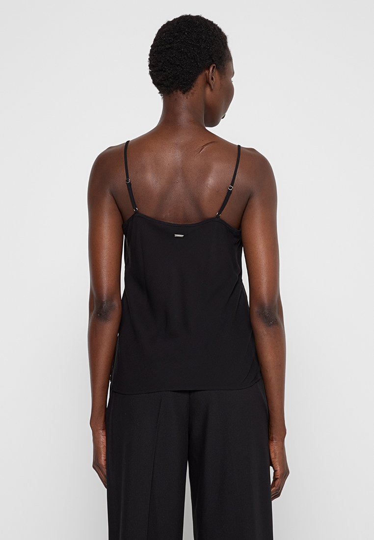 Armani Exchange Top Media 3