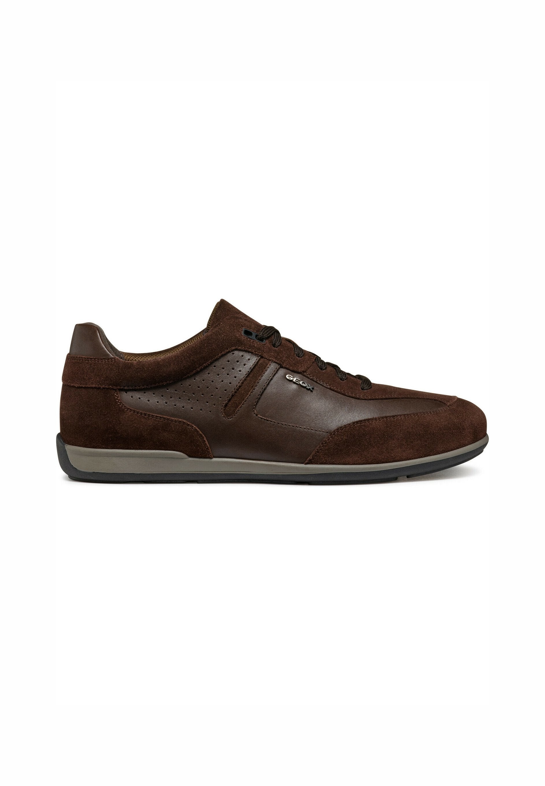 Braune Wildleder-Sneaker mit glatten Lederakzenten, durchbrochenen Bereichen und Schnürverschluss auf einer grauen Gummisohle.