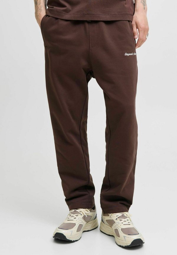 Jack & Jones Relaxed Fit - Tracksuit bottoms - deep mahogany