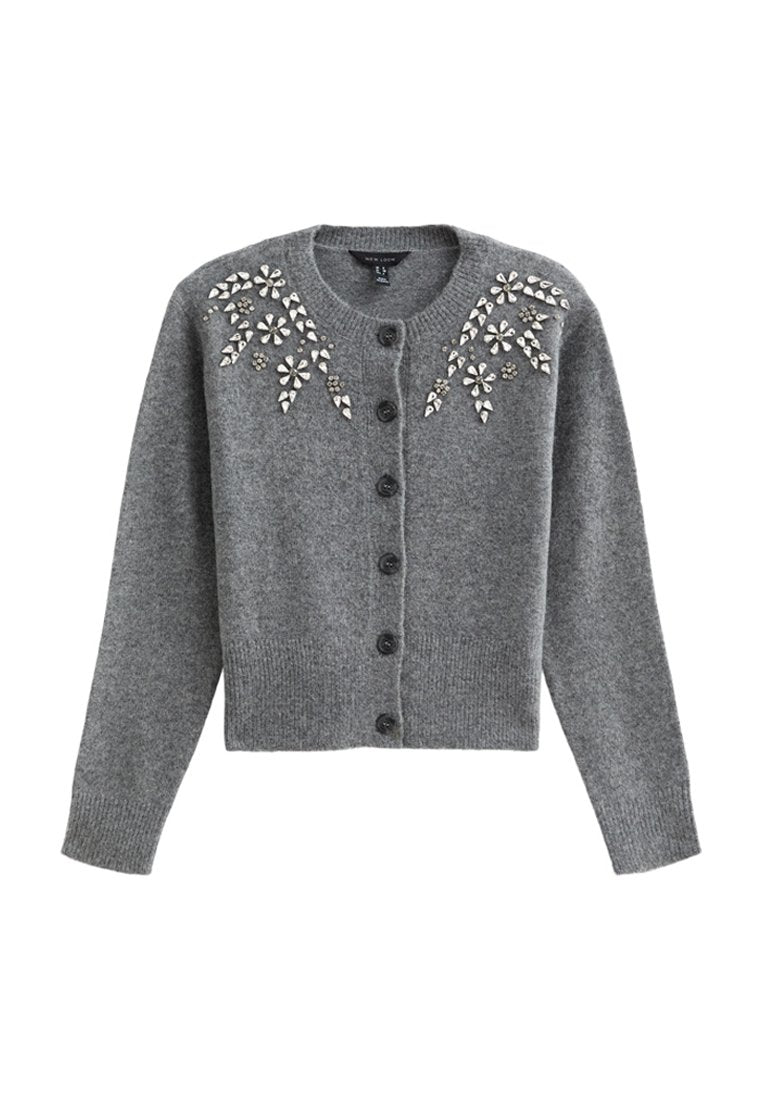 Grau gestrickte Strickjacke mit einem runden Ausschnitt, vorderen Knöpfen und mit floralem Perlen-Schmuck an den Schultern. Weicher Stoff und taillierte Passform.