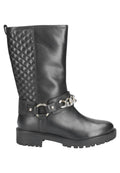 Schwarze Leder-Knöchelstiefel mit gestepptem Einsatz, silberner Kettendetail um den Knöchel, flache Sohle und strukturiertem Gummiaußensohle für guten Halt.